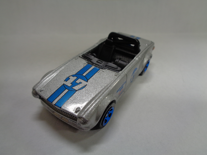 Illustration for article titled THURSDAY ON THE THAMES - TRIUMPH TR6 BY HOT WHEELS